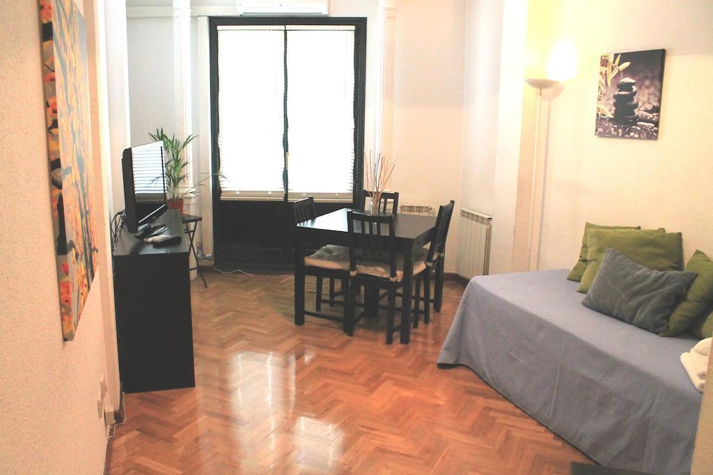 Gran Via Sol Apartamentos Madrid Room photo